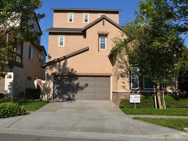 15753 Crestwood Ave